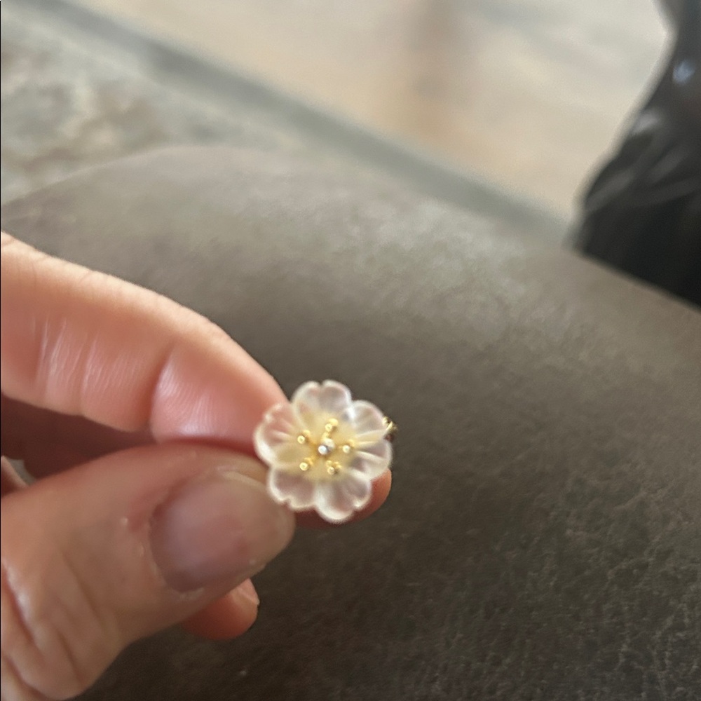 Elegant Gold and Cream Floral Ring - Picture 10 of 10